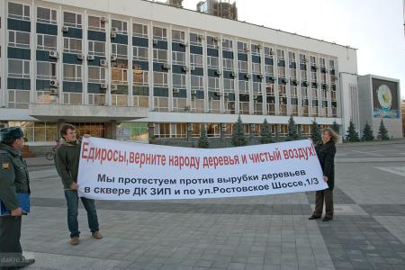 «Вернуть украденную Родину!», «ЕдРо» - в помойное ведро!», «Распустить однопартийную городскую думу». В Краснодаре по инициативе КПРФ партии провели протестное шествие и митинг