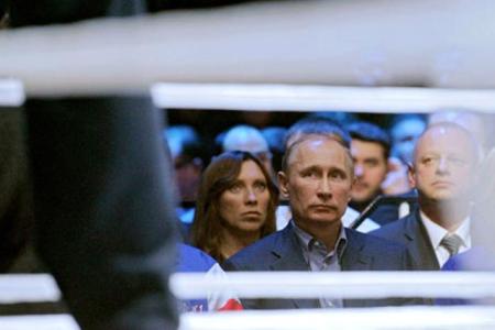 Путина освистали с трибун, когда он вышел поздравлять Емельяненко с победой