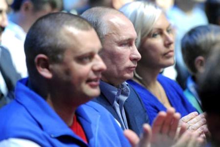 Путина освистали с трибун, когда он вышел поздравлять Емельяненко с победой