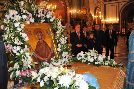 Председатель ЦК КПРФ Геннадий Зюганов посетил храм Христа Спасителя и приложился к святыне Православного мира - Поясу Богородицы, доставленному в Москву с Афона