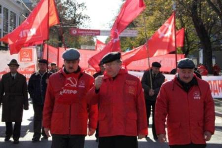 «Вернуть украденную Родину!», «ЕдРо» - в помойное ведро!», «Распустить однопартийную городскую думу». В Краснодаре по инициативе КПРФ партии провели протестное шествие и митинг