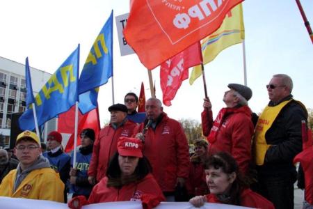 «Вернуть украденную Родину!», «ЕдРо» - в помойное ведро!», «Распустить однопартийную городскую думу». В Краснодаре по инициативе КПРФ партии провели протестное шествие и митинг