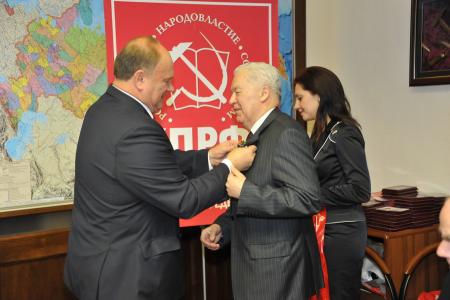 Они воплощали в жизнь замыслы М.В. Ломоносова. Г.А. Зюганов наградил в Москве группу ветеранов 