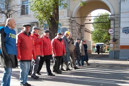 «Вернуть украденную Родину!», «ЕдРо» - в помойное ведро!», «Распустить однопартийную городскую думу». В Краснодаре по инициативе КПРФ партии провели протестное шествие и митинг