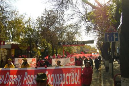 «Вернуть украденную Родину!», «ЕдРо» - в помойное ведро!», «Распустить однопартийную городскую думу». В Краснодаре по инициативе КПРФ партии провели протестное шествие и митинг