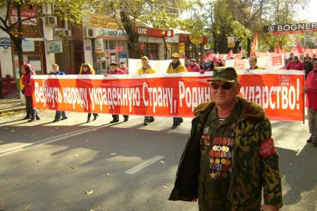 «Вернуть украденную Родину!», «ЕдРо» - в помойное ведро!», «Распустить однопартийную городскую думу». В Краснодаре по инициативе КПРФ партии провели протестное шествие и митинг