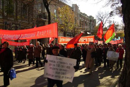 «Вернуть украденную Родину!», «ЕдРо» - в помойное ведро!», «Распустить однопартийную городскую думу». В Краснодаре по инициативе КПРФ партии провели протестное шествие и митинг