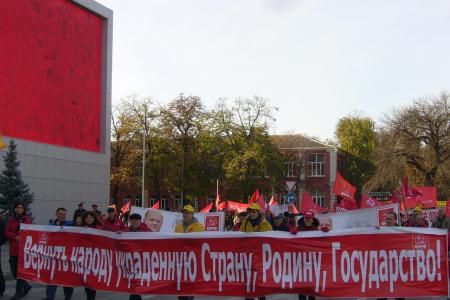 «Вернуть украденную Родину!», «ЕдРо» - в помойное ведро!», «Распустить однопартийную городскую думу». В Краснодаре по инициативе КПРФ партии провели протестное шествие и митинг