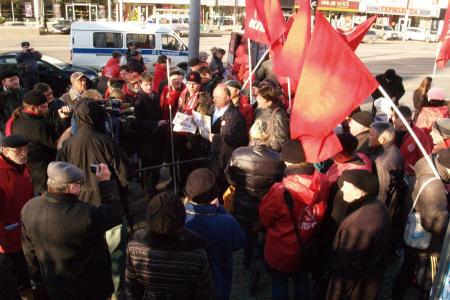 Москва: Полиция предприняла попытку сорвать акцию «Красные в городе». Г.А.Зюганова и В.Ф.Рашкина попытались затащить в полицейские машины
