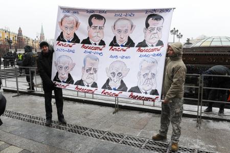 Лучшие лозунги народного протеста на Манежке: "Чуров, прокати меня на "карусели!", "1612, 1812, 2012!", галерея карикатур на Путина-Медведева "Лысый-волосатый"