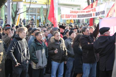 В Интернете появились видео задержания журналистов, молодых активистов КПРФ и полицейского насилия в отношении депутата Госдумы С.П.Обухова во время массовой акции в Краснодаре