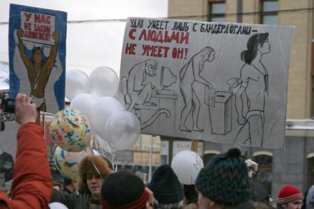 Лучшие креативы митинга на проспекте Сахарова: От Киплинга до Добби с презервативом