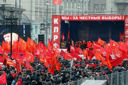 NEWSRU.COM о массовом митинге КПРФ: Компартия собрала на Манежке тысячи протестующих, выступающих против "законченных мерзавцев", воровавших голоса 