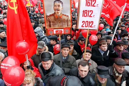 NEWSRU.COM о массовом митинге КПРФ: Компартия собрала на Манежке тысячи протестующих, выступающих против "законченных мерзавцев", воровавших голоса 
