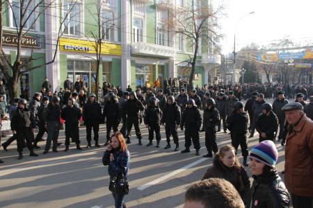 В Интернете появились видео задержания журналистов, молодых активистов КПРФ и полицейского насилия в отношении депутата Госдумы С.П.Обухова во время массовой акции в Краснодаре