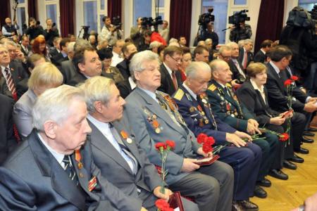 Съезд КПРФ выдвинул Геннадия Зюганова кандидатом в президенты. Лидер оппозиции вызывает Путина на дебаты