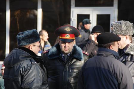 В Интернете появились видео задержания журналистов, молодых активистов КПРФ и полицейского насилия в отношении депутата Госдумы С.П.Обухова во время массовой акции в Краснодаре