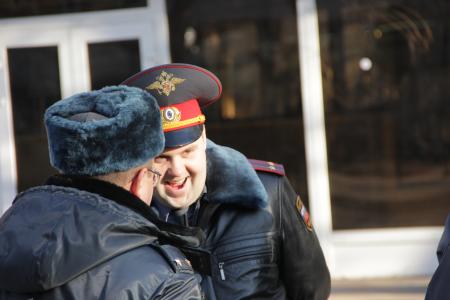 В Интернете появились видео задержания журналистов, молодых активистов КПРФ и полицейского насилия в отношении депутата Госдумы С.П.Обухова во время массовой акции в Краснодаре