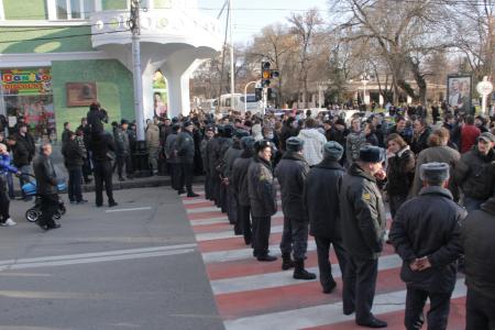 В Интернете появились видео задержания журналистов, молодых активистов КПРФ и полицейского насилия в отношении депутата Госдумы С.П.Обухова во время массовой акции в Краснодаре