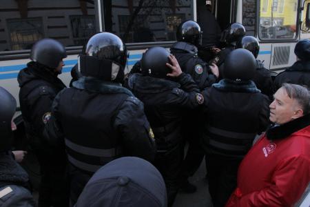 В Интернете появились видео задержания журналистов, молодых активистов КПРФ и полицейского насилия в отношении депутата Госдумы С.П.Обухова во время массовой акции в Краснодаре
