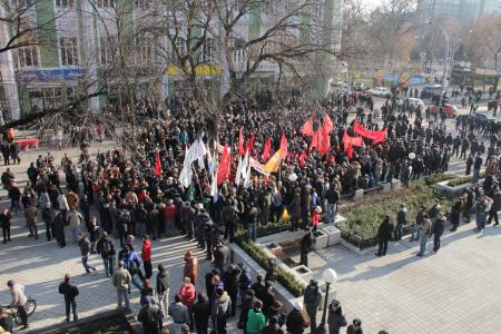 В Интернете появились видео задержания журналистов, молодых активистов КПРФ и полицейского насилия в отношении депутата Госдумы С.П.Обухова во время массовой акции в Краснодаре