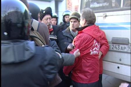 Видео. Краснодар. Нас не запугать! Репортаж о том, как власти обманом, угрозами и полицейскими дубинками пытались сорвать мирную акцию протеста против фальсификации выборов