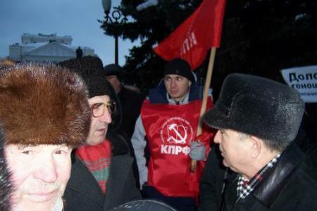 Казань. Коммунисты организовали пикет за возвращение льготного проезда в общественном транспорте