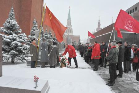 Цветы - Генералиссимусу Победы. Сегодня отмечается 132-я годовщина со Дня рождения И.В. Сталина  