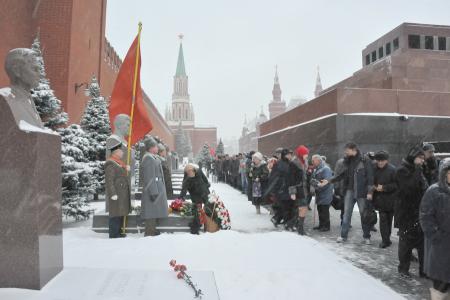 Цветы - Генералиссимусу Победы. Сегодня отмечается 132-я годовщина со Дня рождения И.В. Сталина  
