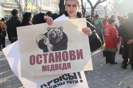 В Интернете появились видео задержания журналистов, молодых активистов КПРФ и полицейского насилия в отношении депутата Госдумы С.П.Обухова во время массовой акции в Краснодаре