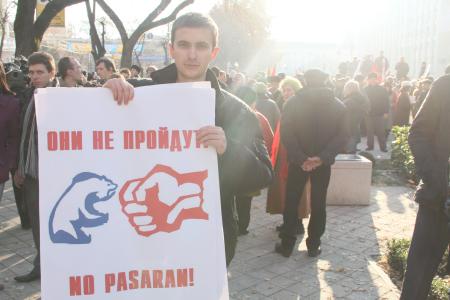 В Интернете появились видео задержания журналистов, молодых активистов КПРФ и полицейского насилия в отношении депутата Госдумы С.П.Обухова во время массовой акции в Краснодаре