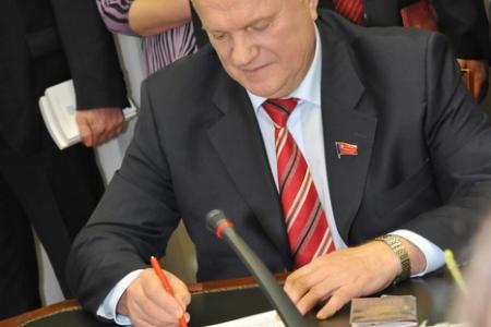 Г.А. Зюганов: «Наша команда сильнее, чем у господина Путина!» Лидер КПРФ сдал в ЦИК документы для регистрации кандидатом в президенты России