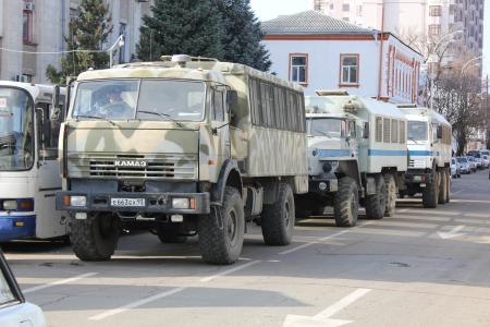В Интернете появились видео задержания журналистов, молодых активистов КПРФ и полицейского насилия в отношении депутата Госдумы С.П.Обухова во время массовой акции в Краснодаре