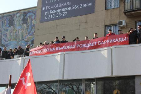 В Интернете появились видео задержания журналистов, молодых активистов КПРФ и полицейского насилия в отношении депутата Госдумы С.П.Обухова во время массовой акции в Краснодаре