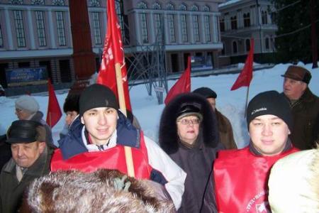 Казань. Коммунисты организовали пикет за возвращение льготного проезда в общественном транспорте