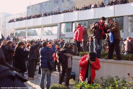 В Интернете появились видео задержания журналистов, молодых активистов КПРФ и полицейского насилия в отношении депутата Госдумы С.П.Обухова во время массовой акции в Краснодаре