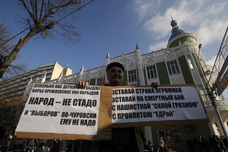 В Интернете появились видео задержания журналистов, молодых активистов КПРФ и полицейского насилия в отношении депутата Госдумы С.П.Обухова во время массовой акции в Краснодаре