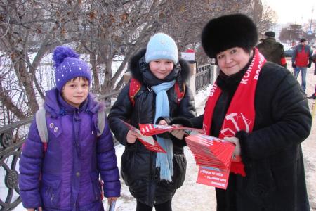 В Магадане коммунисты провели пикет под лозунгом «Мы за честные выборы»