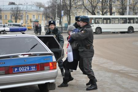 Кострома: Задержание коммуниста во время одиночного пикета