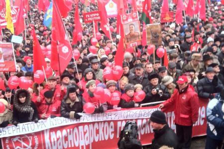NEWSRU.COM о массовом митинге КПРФ: Компартия собрала на Манежке тысячи протестующих, выступающих против "законченных мерзавцев", воровавших голоса 