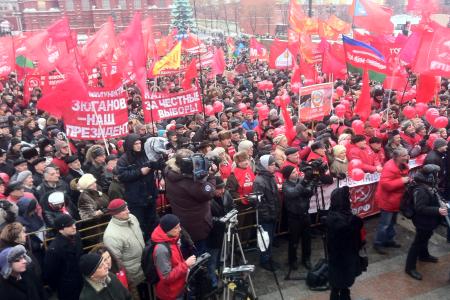 NEWSRU.COM о массовом митинге КПРФ: Компартия собрала на Манежке тысячи протестующих, выступающих против "законченных мерзавцев", воровавших голоса 