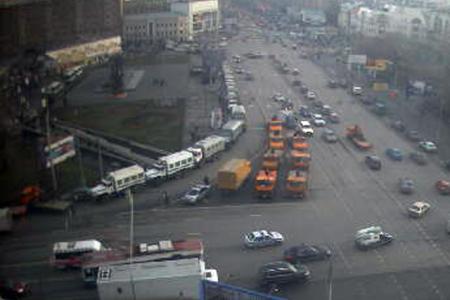 Колонны грузовиков с военными стянуты к центру Москвы. МВД оправдывается