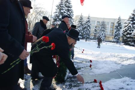  21 января во Владикавказе состоялось торжественное возложение цветов к памятнику В.И. Ленину (фоторепортаж)