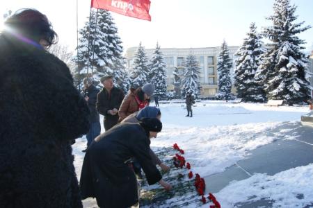  21 января во Владикавказе состоялось торжественное возложение цветов к памятнику В.И. Ленину (фоторепортаж)