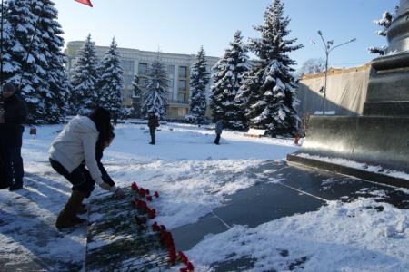  21 января во Владикавказе состоялось торжественное возложение цветов к памятнику В.И. Ленину (фоторепортаж)