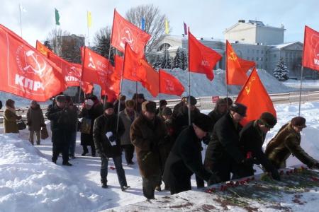 Саратовские коммунисты возложили цветы к памятнику В.И.Ленина