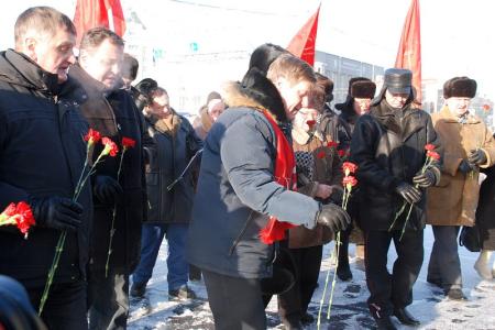 В Новосибирске наступает политическая весна: Несмотря на мороз, митинг КПРФ «За достойную жизнь и честные выборы!» посетили полторы тысячи человек. Видео