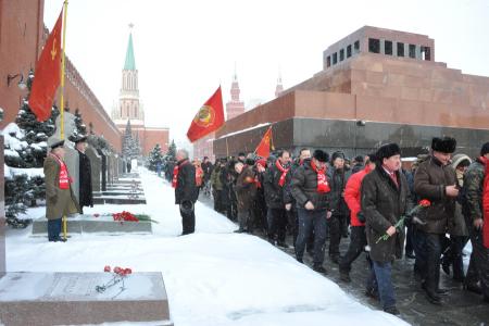 Москва: Возложение цветов и венков к Мавзолею В.И.Ленина (фоторепортаж)