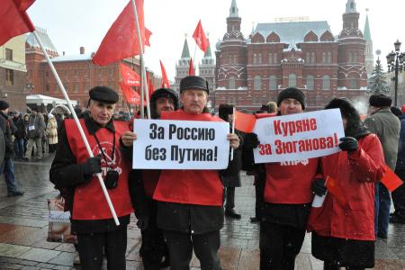 Самые острые народные лозунги митинга на Манежной. «Хватит путины – нанюхались!», «Путин – не вождь, не кум и не святой, да и Медведев – полный отстой!»