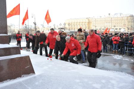 Москва: Возложение цветов и венков к Мавзолею В.И.Ленина (фоторепортаж)